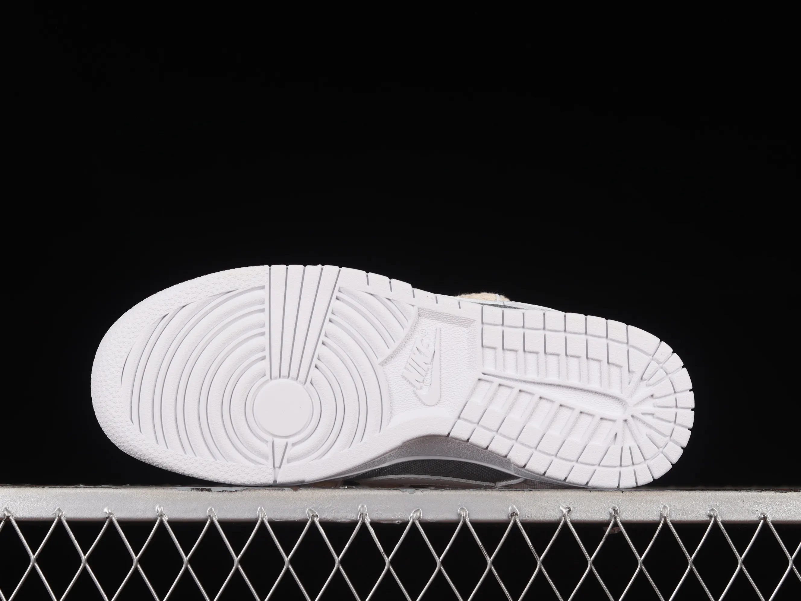 All categories Nk SB Dunk series Nk SB Dunk Low low-top sneakers Nk Dunk Low ESS reverse cashew flower customized version of deconstructed strap casual sneakers DJ9955-100
